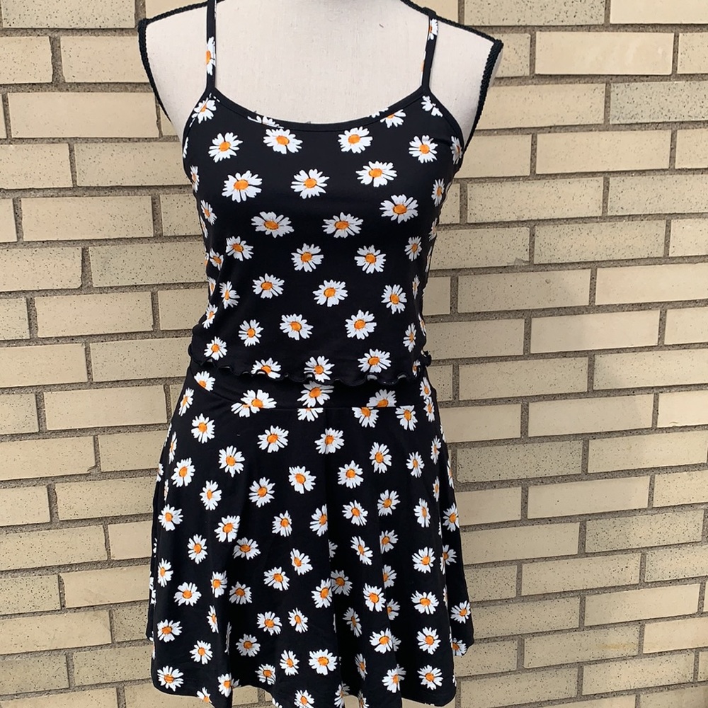 ❌DONATED❌Black Daisy Flower Print Thin Strap Cami Top - Picture 9 of 14
